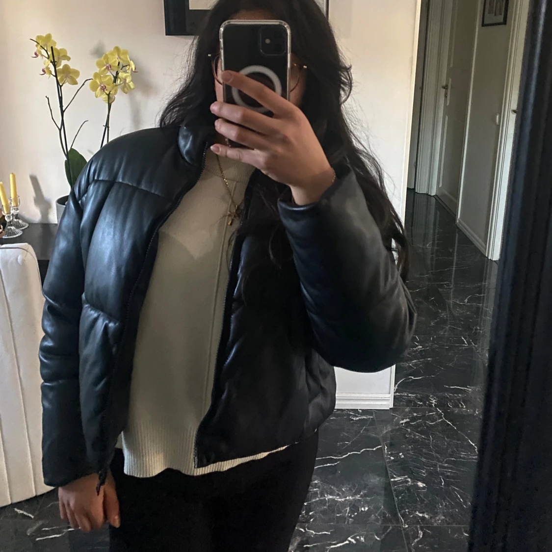 Pufferjacka i läderimitation