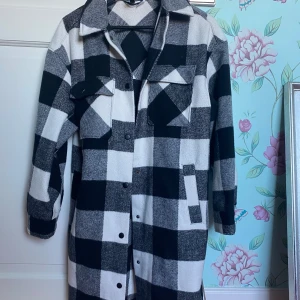 Rutig Kappa - lång vinter/höst kappa, väl använd men inga synliga defekter. den är storlek XXS, men eftersom den är lite baggy skulle jag säga att den funkar till storlek S. pris går att diskutera!💕