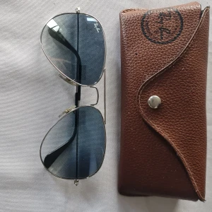 RayBan solglasögon pilot  - Snygga och tidlösa Ray-Ban Aviator solglasögon. Slitstarka och bekväma. Perfekt för både vardag och fest. I silver och blå. 