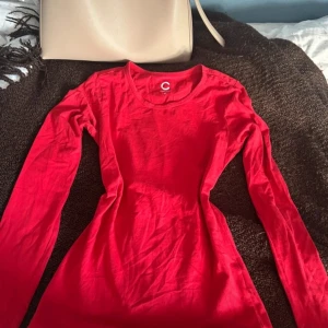 Långarmad tröja - Röd långarmad tröja,aldrig använd