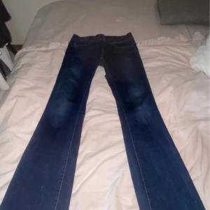 Lågmidjade bootcut jeans - Assnygga lågmidjade bootcut jeans från G-star! Storlek 25W 32L. Passar i längden på mig som är ca. 167💕