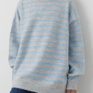 Randig stickad tröja  - Randig stickad tröja från Gina Young i storlek 170, bra skick knappt använd!💓