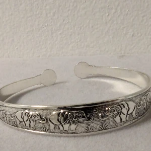 Silverfärgad med elefantmotiv - Snyggt silverarmband med detaljerade elefantmotiv. Armbandet har en öppen design.NYA Observera att jag, på grund av livsomständigheter, endast postar varje söndag och fredag 📦