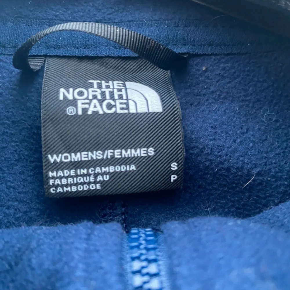 Croopad mörkblå fleecetröja från north face. Storlek S. Knappt använd.  Halvdragkedja / anorak.. Tröjor & Koftor.