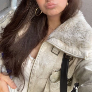 Vit päls läder jacka  - För de mesta oanvände. Jätte varm på insidan. Vit lädder jacka med vit päl. Från Urban outfiter, köpte den länge sen har knappt använt.