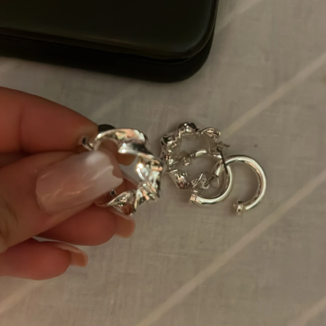 Silverfärgade örhängen