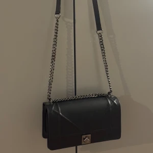 Svart väska - Fin svart väska, aldrig använd.