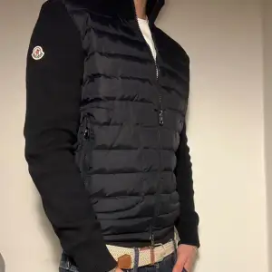 Moncler cardigan Använd 2-3 gånger  Size S  Nfc Scan : Priset kan diskuteras vid snabb affär 