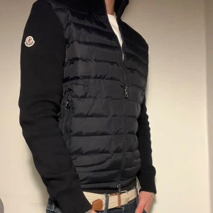 Moncler cardigan  - Moncler cardigan Använd 2-3 gånger  Size S  Nfc Scan : Priset kan diskuteras vid snabb affär 