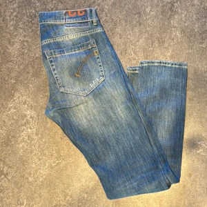 DonDup George - Säljer ett par jeans från Dondup i bra skick. De har en snygg slitningseffekt och klassisk femficksdesign. Perfekta för en casual look eller en utekväll. Passar bra till både sneakers och boots!