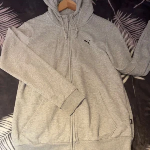 skön puma grå zip hoodie  - den är bekväm och perfekt inför en gympass 🙈