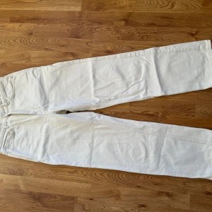 Rowe Weekday  - Säljer ett par beige/creamvita jeans från weekday Rowe i bra skick. De är högmidjade och har en rak passform. De har klassiska fem fickor och en dragkedja med knapp framtill. W26 L30. Väldigt fint skick, creamvita och högmidjade, sitter som en smäck utan mellanrum uppe vid midjan. Supersnygga