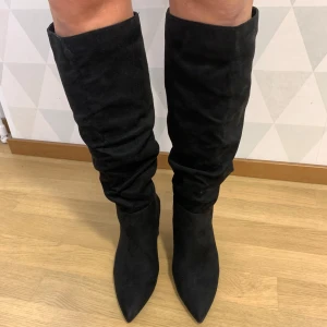 Svarta Boots - Snygga svarta stövlar i mocka, storlek 39🩷 helt oanvända, perfekt för vardag eller fest. klackhöjd 8,5 cm