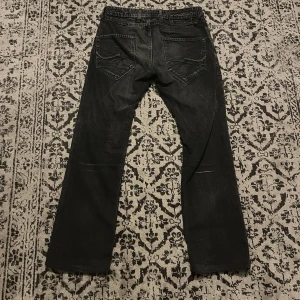 Relaxed 00s jeans - Tvär snygga jeans. Lite lågmidjade 