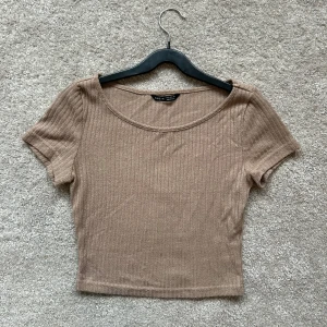 T-shirt - Säljer en kort, beige topp i strl S ifrån Shein. Köparen står för frakten🤍