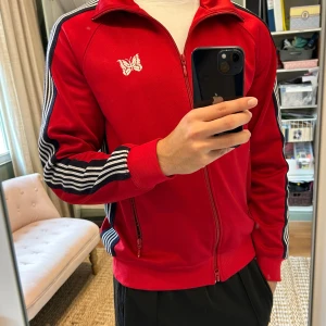 Needles - Snygg Needles Track Jacket/Zip up i storlek S. Inga fel på tröjan och i som nytt skick. Hör av er vid frågor och funderingar :)