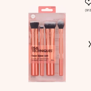 Real Techniques Face Base Set - Säljer ett set med fyra sminkborstar från Real Techniques. Borstarna har snygga roséguldhandtag och mjuka, täta borst för perfekt applicering.