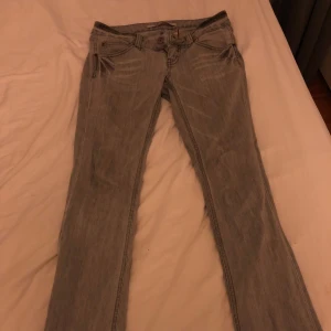 Only jeans - Säljer dessa perfekta gråa lågmidjade jeansen eftersom jag köpte fel i storleken, då modellen är kortare. Jeansen är i jättebra skick och inga skador💕Ny pris: 850 Pris kan diskuteras.