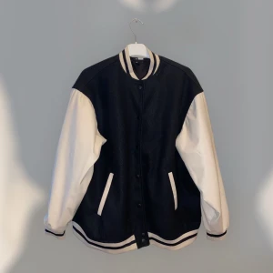 H&M baseball jacka creme - Fåtal använd jacka som jag vill ska komma till användning hos någon annan! Bra kvalite på lädret vid ärmarna. Köpt från H&M och storlek M!