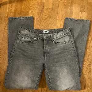 Gråa lågmidjade jeans  - Ett par lågmidjade jeans från Lager 157. Raka i modellen och är i bra skick! 