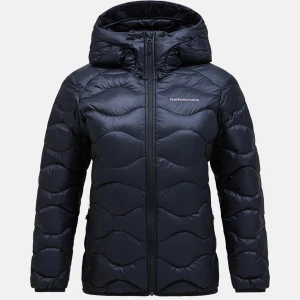 Peak Performance Dunjacka - Säljer en snygg och varm svart dunjacka från Peak Performance. Den är i använt skick. Storlen dam S