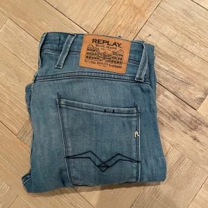Blå jeans från Replay - Säljer ett par snygga blå jeans från Replay i mycket bra skick. Perfekta för både vardag och fest! 🕺nypris runt 1500 
