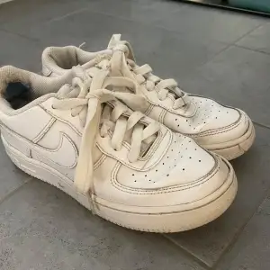 Gammal Nike air forces, väl använda därför ett billigt pris. Skriv för fler bilder❤️