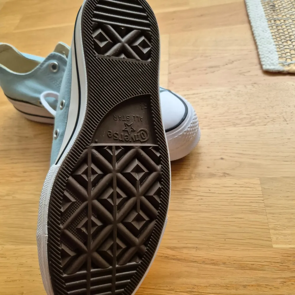 Helt nya converse i en turkos somrig färg. Sulan är i lätt platå. St 39. Skor.