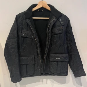 Barbour quilted jacket - Tvär fet höstjacka, använd en gång, otroligt bra skick , jävligt snygg