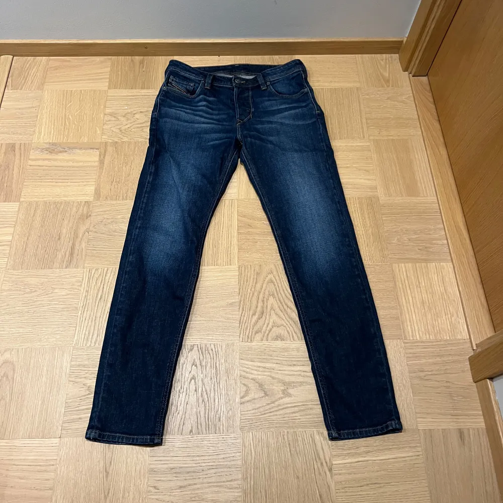 Diesel jeans i storlek 31/32. Bara använda ett fåtal gånger, är i mycket bra skick utan defekter. Modellen är tapered men sitter ganska slim. Mycket prisvärda. Jeans & Byxor.