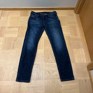 Diesel jeans i storlek 31/32. Bara använda ett fåtal gånger, är i mycket bra skick utan defekter. Modellen är tapered men sitter ganska slim. Mycket prisvärda