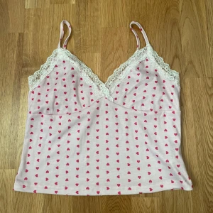 Gulligt rosa linne med hjärtan - Så gulligt linne me små hjärtan på och spetskant 💕 passar som pyjamas men också som vardags 💓