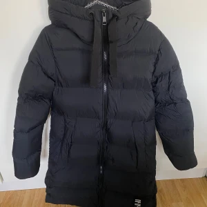 Pernilla Wahlgren dunjacka  - Mycket sparsamt dunjacka från Pernilla Wahlgren. Storlek XS. Nypris 999