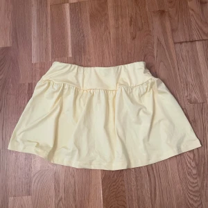 Ljusgul kort kjol  - Så söt minikjol💕
