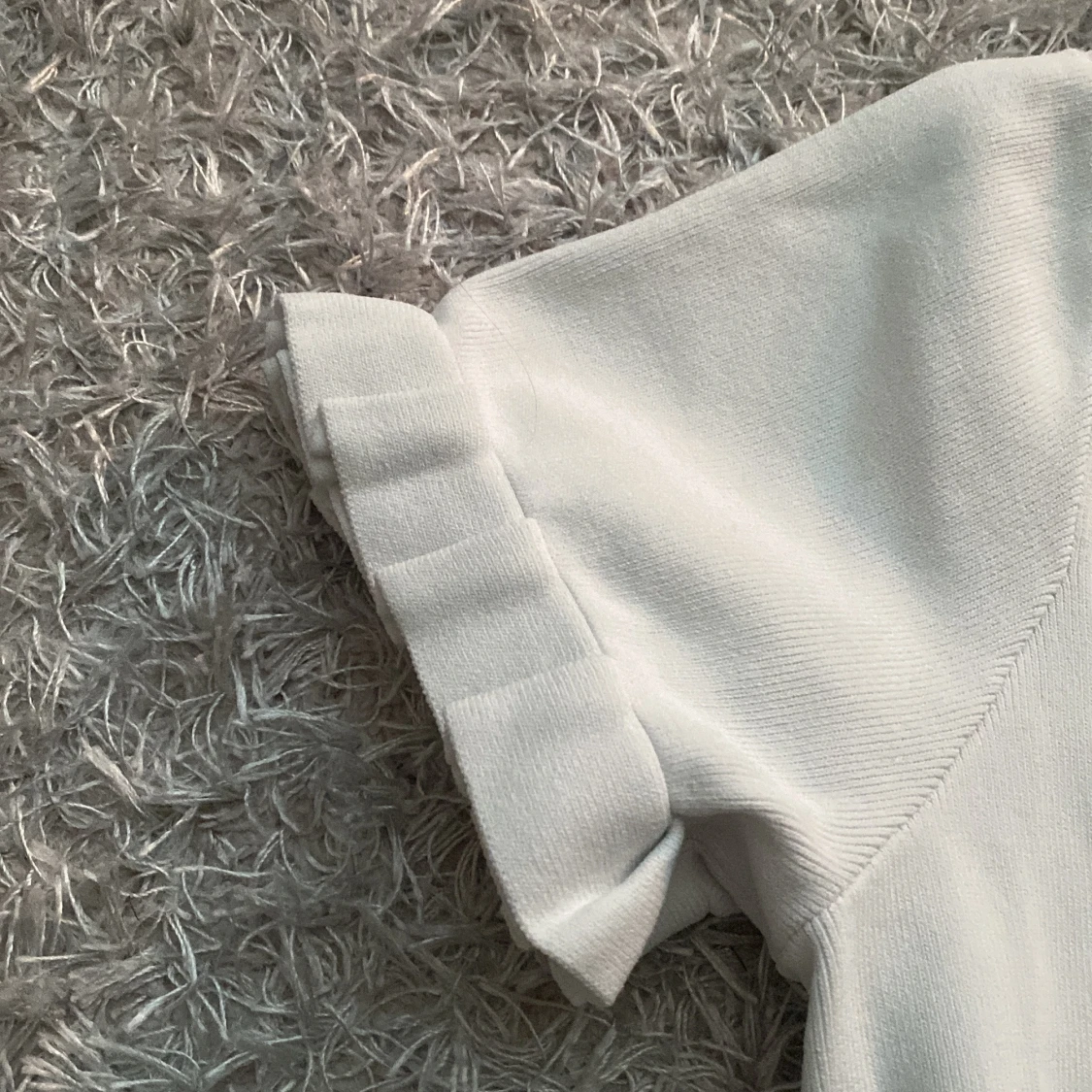 Vit blus med volang  - 91