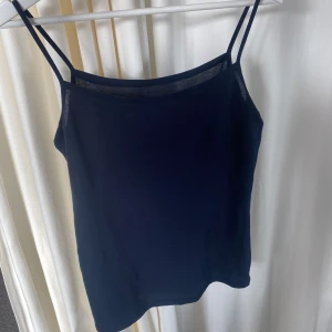 Linne - Jättefint linne från Intimissimi i nyskick. Strl S. Säljer för att den inte kommer till användning. 