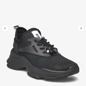 Steve Madden - Snygga svarta Steve madden, använt dom max 2ggr. Otroligt bekväma känns som man går på moln men inte min smak i utseende tyvärr. Perfekta för både vardag och träning. Skulle kunna tänka mig gå ner i pris vid snabbaffär!