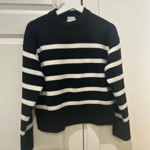 Randig stickad tröja  - Jätte fin stickad tröja som knappt är använd 