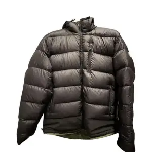 Moncler jacka - reversible  Size 3/M-L  100% äkta!!   Svart och mer lowkey med en vanlig moncler logga och på andra sidan är den vit-fluffig med gröna detaljer och en större moncler logga.  2 jackor i 1.  Hör av er för fler frågor😁  Allt gott! 