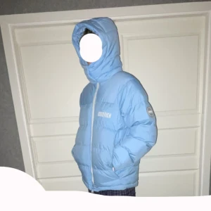 Hoodrich vinter jacka  - Hej, Säljer nu min ljusblå Hoodrich jacka då den inte används. Storlek, M, Skick/Kond, 7,5-8. Defekter finns på bild 5. (Syns ej vid användning). På&av-taglig luva.  Kontakta vid funderingar eller frågor, pris kan gå ner vid snabb affär😁🤝🙌