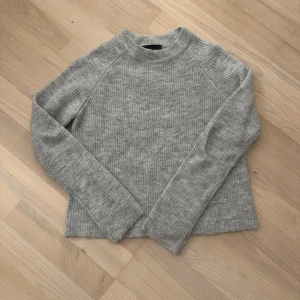 Grå stickad tröja från Pieces - Grå stickad tröja i storlek xs. Tröja är i bra skick men synbart använd.