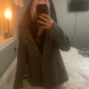 Zara kappa - Kappa från zara💕 står att det är en M men skulle säga att den passar en Xs-S bättre!