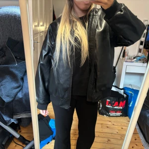 Skinnjacka  - Skinnjacka från BikBok i storlek S. 