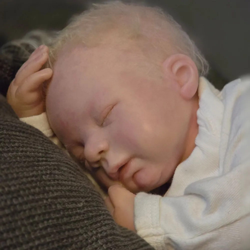 Säljer nu min reborn docka Engla. Engla är skapad av Marianne’s Reborn Dolls (Det följer med ett födelsebevis). Dockan är handgjord, håret är applicerat med microrooting vilket innebär att man lägger 1- 2 hårstrån i taget håret ser ut att växa ifrån . Övrigt.