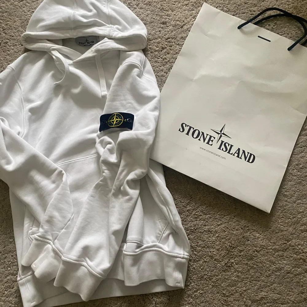 köpte den från stockholm stone island 3200kr väldigt bra skick snabb äffar . Hoodies.