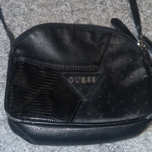 Guess Svart Väska  - Svart väska. Ganka gammal.