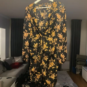 Klänning - Storlek s. Blommig somrig vardagsklänning.