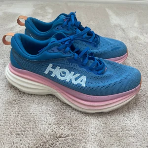 Hoka Bondi 8 - Knappt andvända då jag köpte för liten storlek, liten i storleken. Ny pris:1999