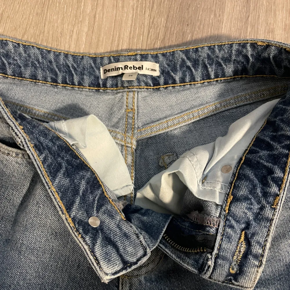 Jeans använda fåtal gånger i storlek 34. är 165 och längden passar mig. säljes pga annan stil. pris kan diskuteras. Jeans & Byxor.