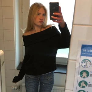 stickad off shoulder tröja - Så fin tröja från HM, knappt använd🤍